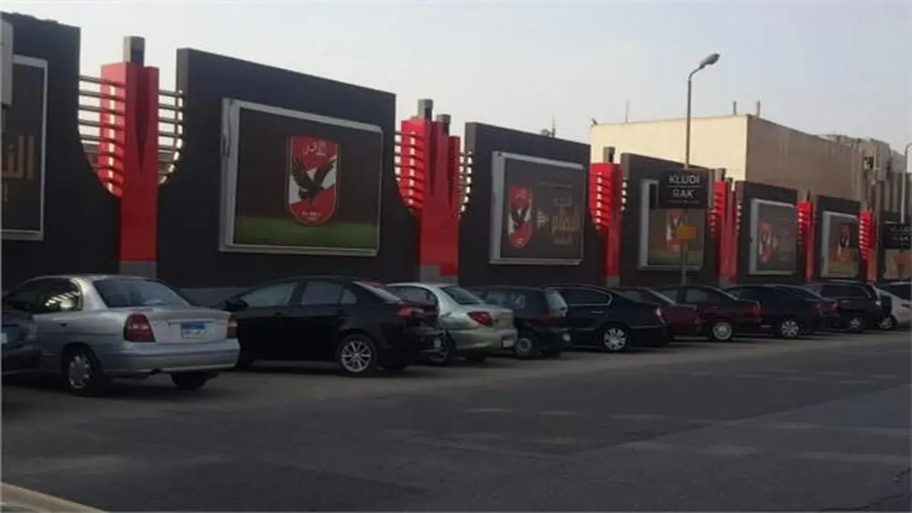 تصاعد ألسنة اللهب أمام مقر النادي الأهلي في مدينة نصر